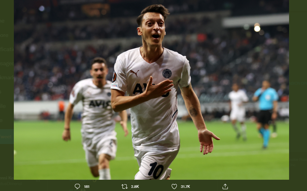 Mesut Ozil mencetak gol untuk Fenerbahce ke gawang Eintracht Frankfurt di Liga Europa, Jumat (17/9/2021).