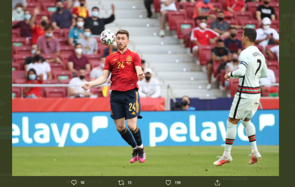 Aymeric Laporte (kiri) dalam laga uji coba antara Spanyol vs Portugal, Sabtu (5/6/2021).