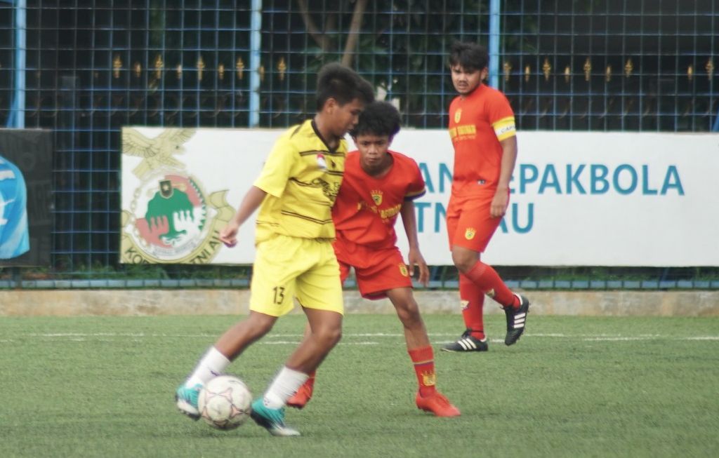 Aksi gelandang Diklat ISA, Gilang Ananta saat melawan Bintang Ragunan di Liga TopSkor U-17 musim 2022.