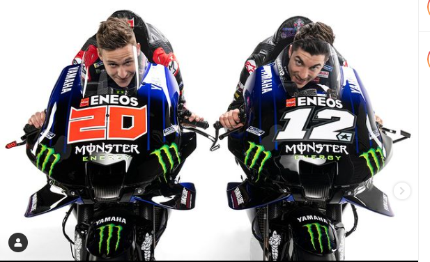 Fabio Quartararo (kiri) dan Maverick Vinales (kanan) berpose dengan motor baru Yamaha dalam peluncuran tim MotoGP 2021.