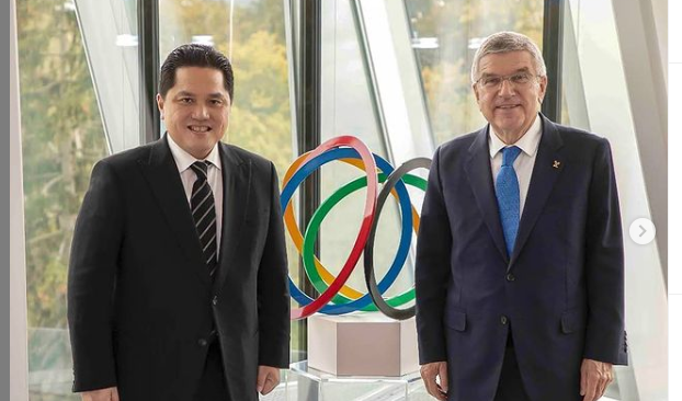 Erick Thohir (kiri) berpose bersama Presiden IOC, Thomas Bach.