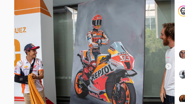 Marc Marquez (kiri) mendapat hadiah lukisan spesial untuk merayakan 10 tahun kariernya di MotoGP.