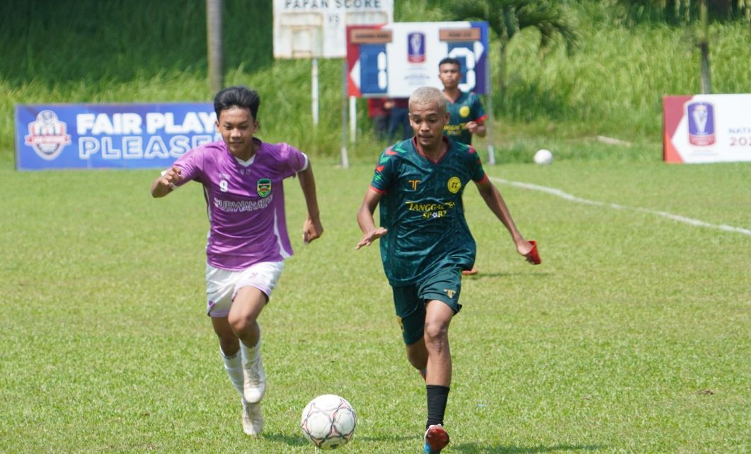 Pemain ASAD 313 (kiri) berusaha untuk merebut bola dari penguasaan pemain Garuda Kabonena pada pertandingan fase penyisihan Grup A TopSkor Cup Nasional U-18 2022