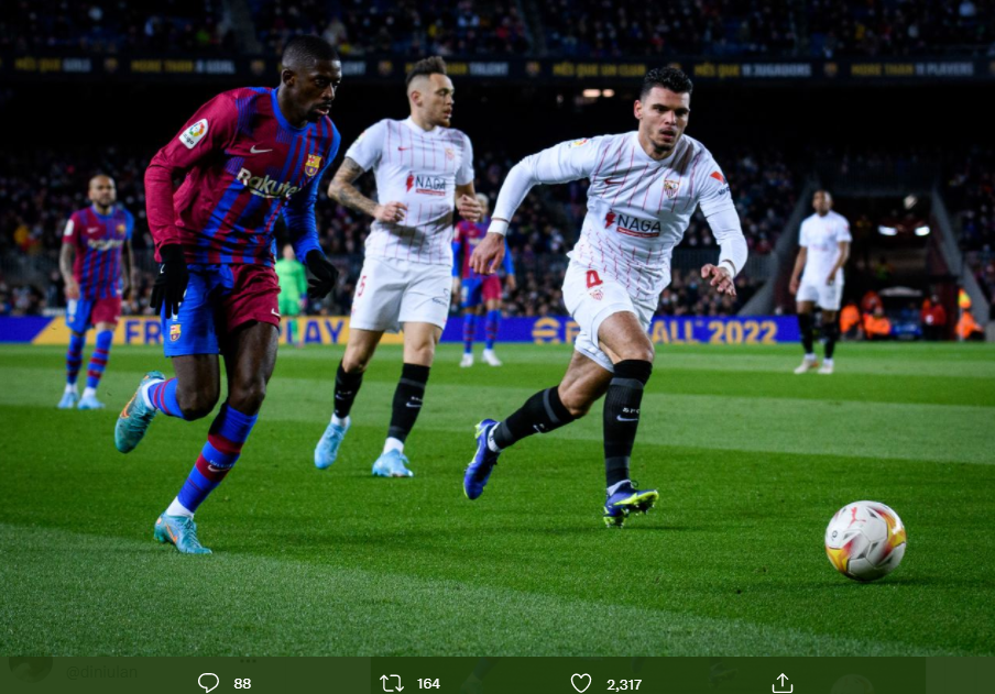 Winger Barcelona, Ousmane Dembele (ikiri) mengejar bola saat laga kontra Sevilla, Senin (4/4/2022).