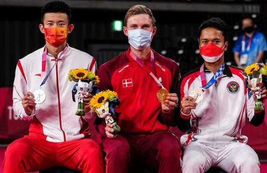 Viktor Axelsen (tengah) meraih medali emas Olimpiade Tokyo diapit Chen Long dengan medali perak (kiri) dan Anthony Sinisuka dengan medali perunggu.