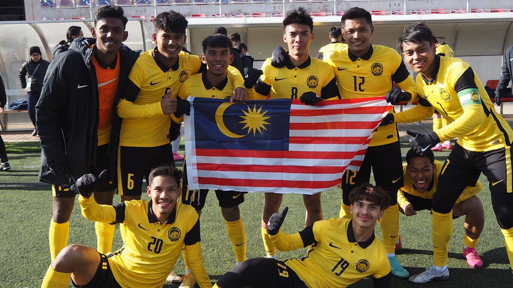 Suka cita para pemain Malaysia U-22 yang memastikan lolos ke putaran final Piala Asia U-23 2022 setelah menahan Thailand U-22 dalam partai kualifikasi, 31 November 2021.
