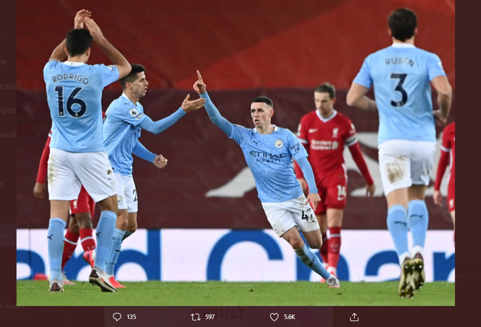 Pemain Manchester City, Phil Foden (tengah), merayakan golnya ke gawang Liverpool bersama rekan setimnya, Minggu (7/2/2021).