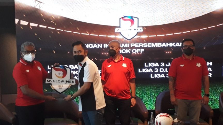 CEO MS Glow, Gilang Widya Pramana (kaus hitam putih) menerima vandel Liga 3 setelah secara resmi menjadi sponsor utama Liga 3 se-Jawa musim 2021, 23 Oktober 2021. 