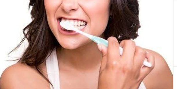 Ilustrasi menyikat gigi, yang jika tidak dilakukan dengan benar dapat mengakibatkan risiko kanker.