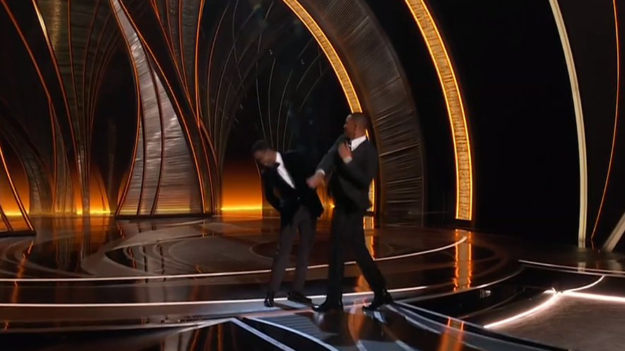Tangkapan layar saat Will Smith (kanan) menampar Chris Rock (kiri) dalam ajang Academy Awards 2022, Senin (28/3/2022) WIB.