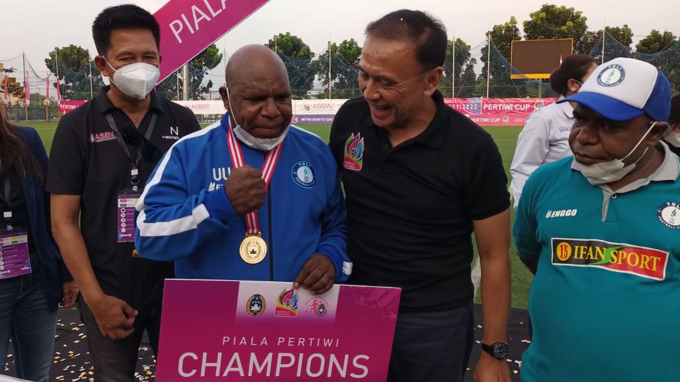 Manajer tim sepak bola putri Papua, Usman G Wanimbo (jaket biru), bersama Ketua Umum PSSI, Mochamad Iriawan, setelah menjuarai Piala Pertiwi 2021-2022, Maret 2022.