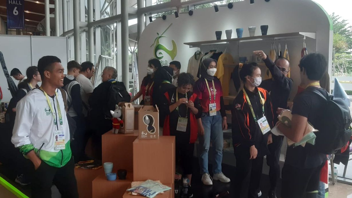 Gerai merchandise Kejuaraan Dunia Wushu Junior 2022 ramai dipadati atlet dan ofisial dari berbagai negara.