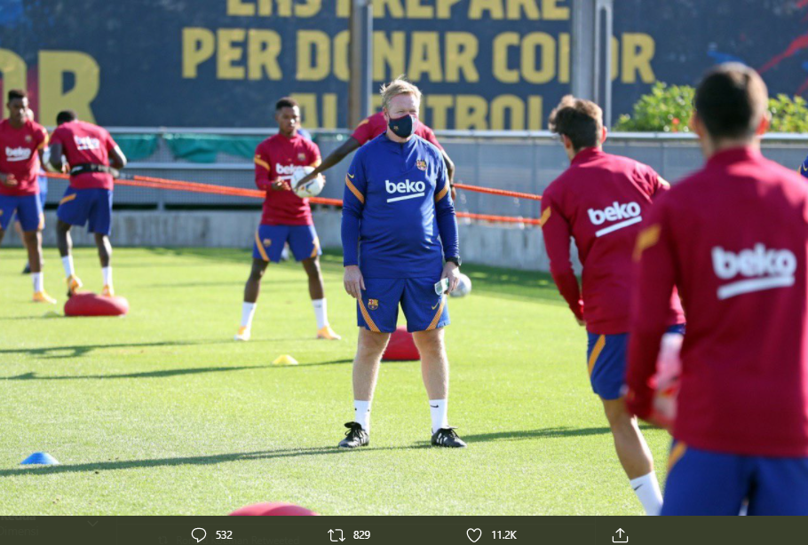Ronald Koeman memimpin sesi latihan Barcelona.