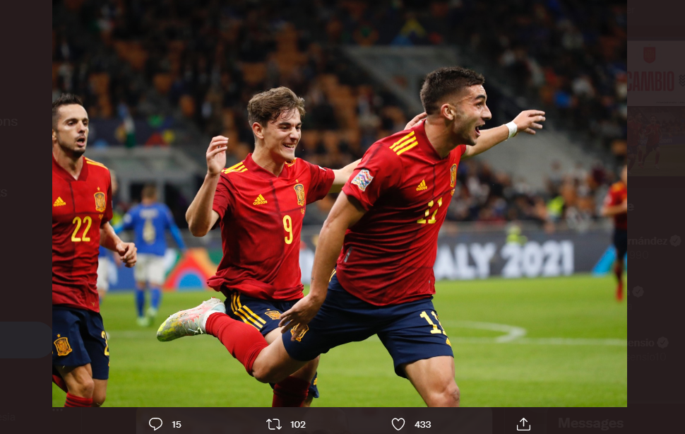 Bintang Spanyol, Ferran Torres (depan), merayakan gol yang dicetaknya ke gawang Italia bersama rekan setimnya.