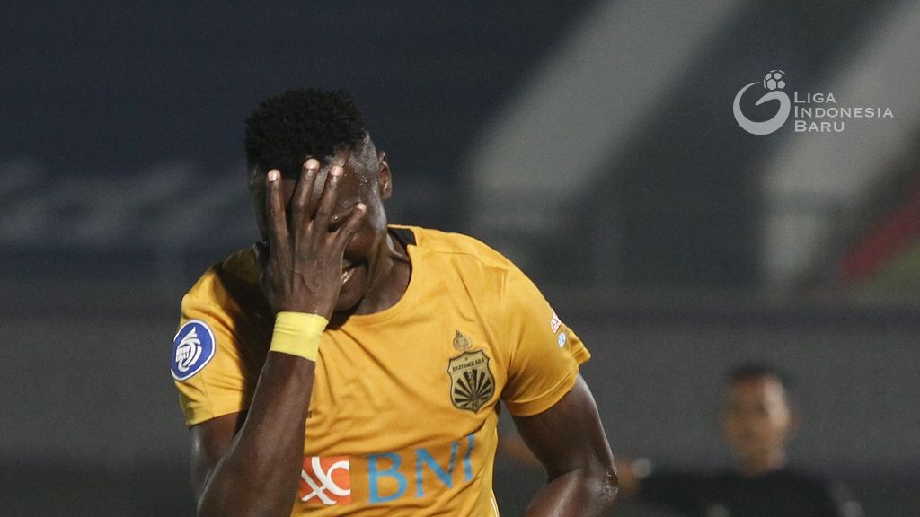 Pemain asing Bhayangkara FC, Ezechiel N'Douassel, merayakan golnya di Liga 1 2021-2022.