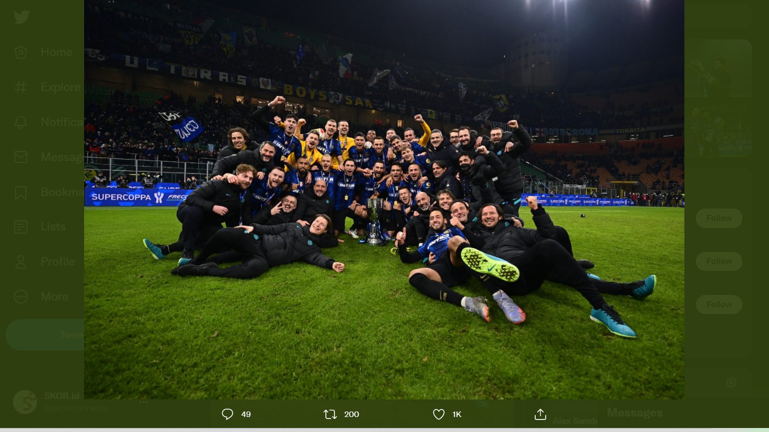 Para pemain Inter Milan merayakan gelar Piala Super Italia 2021-2022.