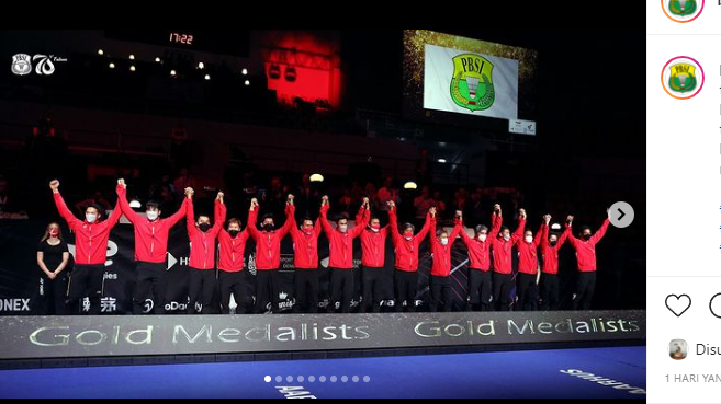 Bendera PBSI dikibarkan saat Indonesia menjuarai Thomas Cup 2020 setelah mendapat sanksi dari WADA.