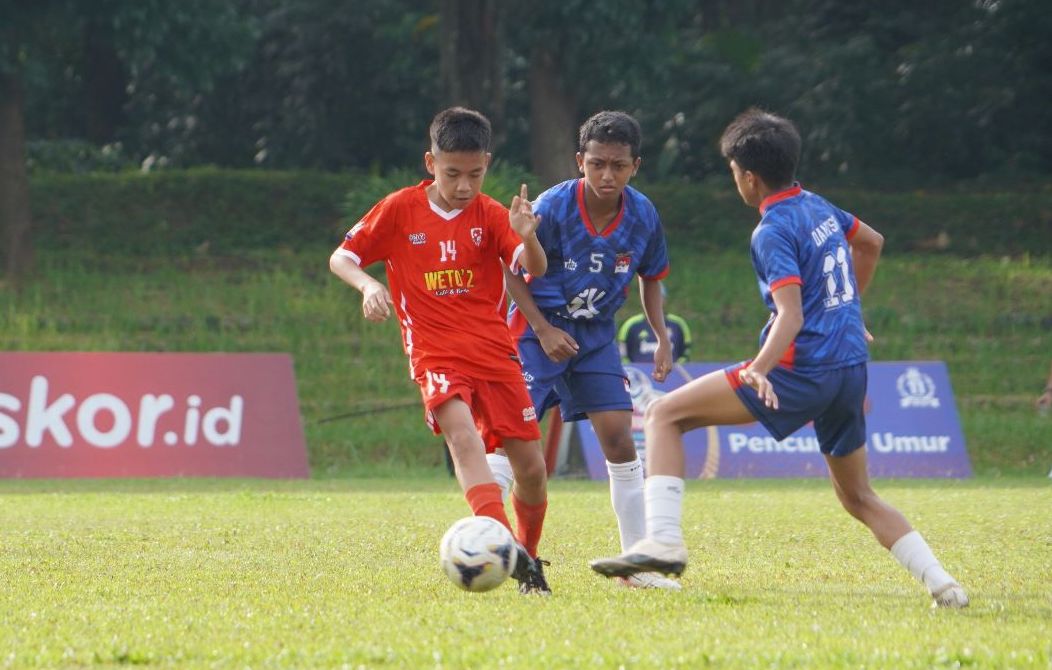 Aksi pemain TikTak FF, Muhammad Fachrizki (jersey merah) saat menghadapi ASTAM pada ajang Liga TopSkor U-13 2022-2023.
