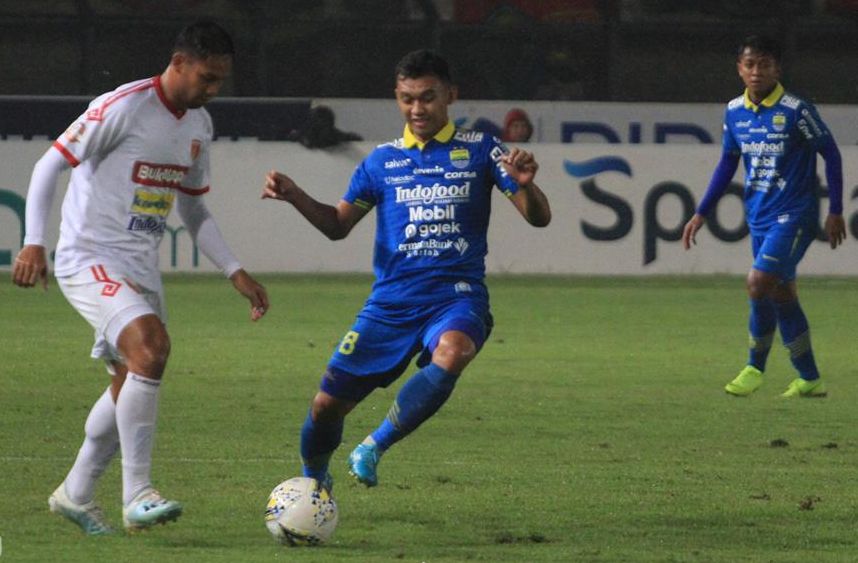 Pemain Persib, Abdul Aziz (tengah) saat melawan Perseru Badak Lampung FC dalam laga Liga 1 2019 di Stadion Si Jalak Harupat, Kabupaten Bandung, 16 Desember 2019.