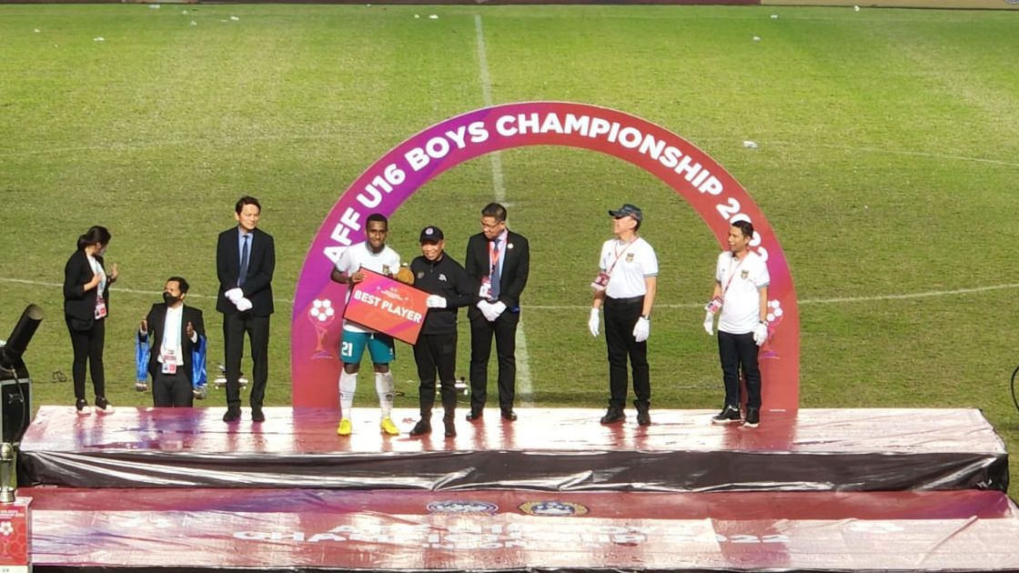 Kapten timnas U-16 Indonesia, Iqbal Gwijangge, dianugerahi penghargaan Best Player Piala AFF U-16 2022, Agustus 2022.