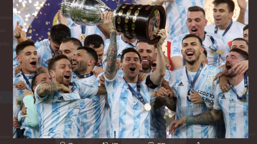 Lionel Messi bersama skuad Argentina merayakan gelar juara Copa America 2021.