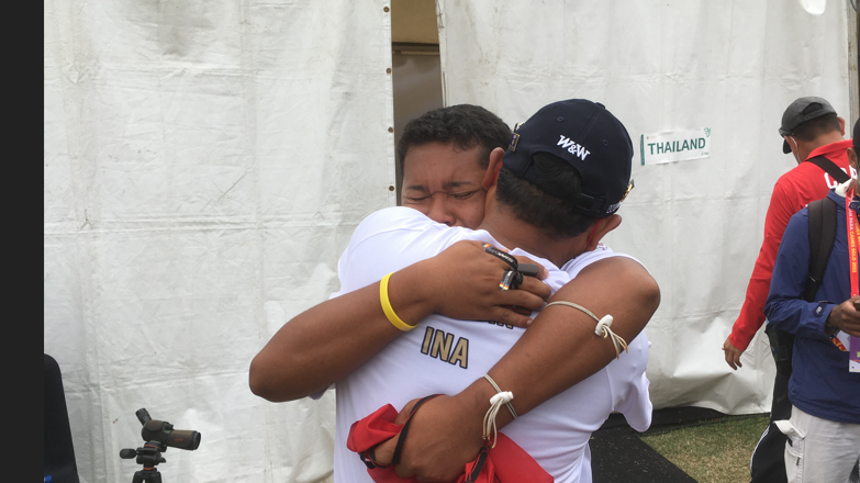Pemain recurve putra Indonesia, Setiawan (memegang bendera) menangis haru setelah berhasil mempersembahkan medali emas untuk Indonedia.