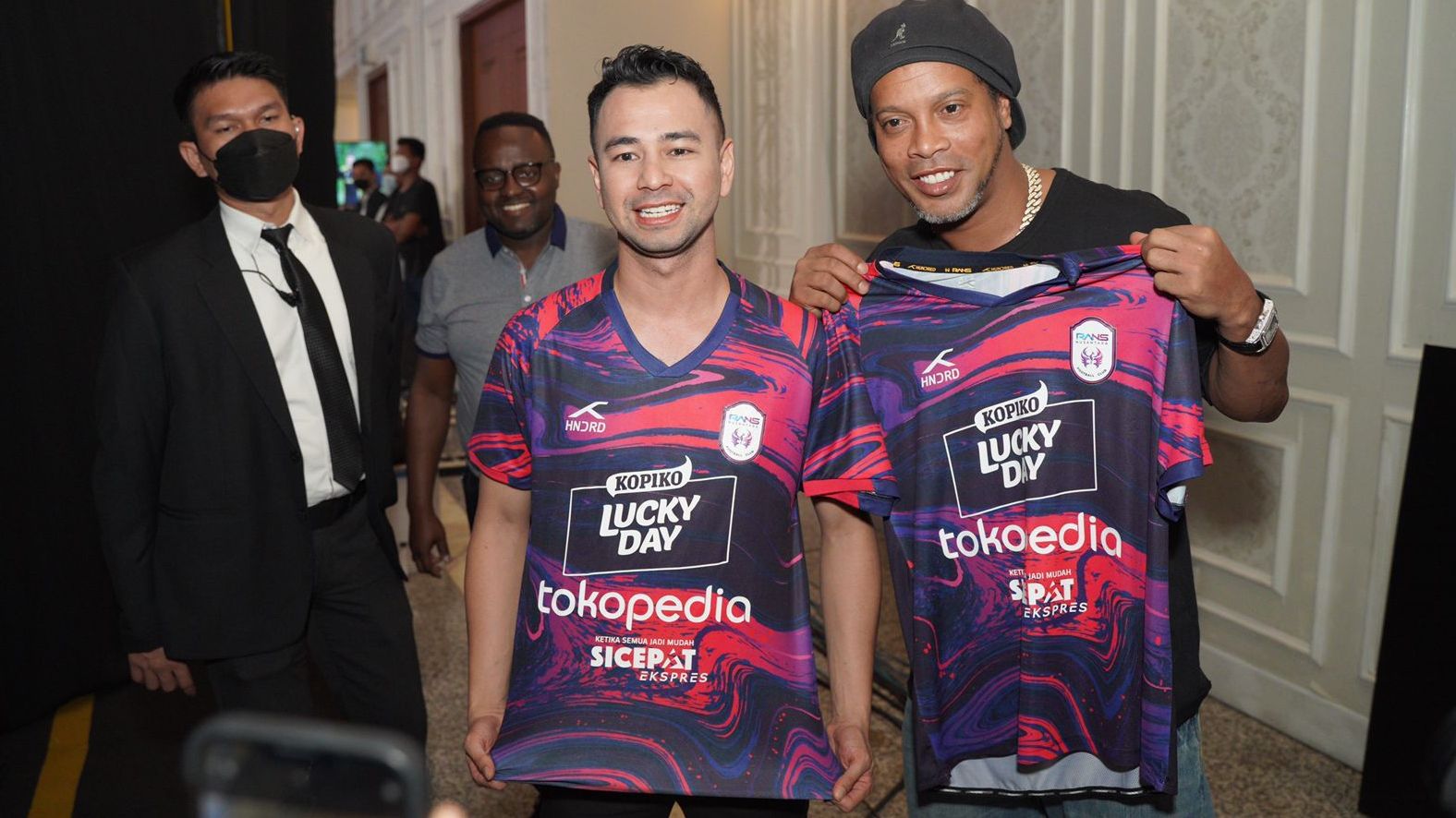 Raffi Ahmad (kiri) dan Ronaldinho (kanan) memamerkan jersey teranyar Rans Nusantara FC untuk Liga 1 2022-2023.