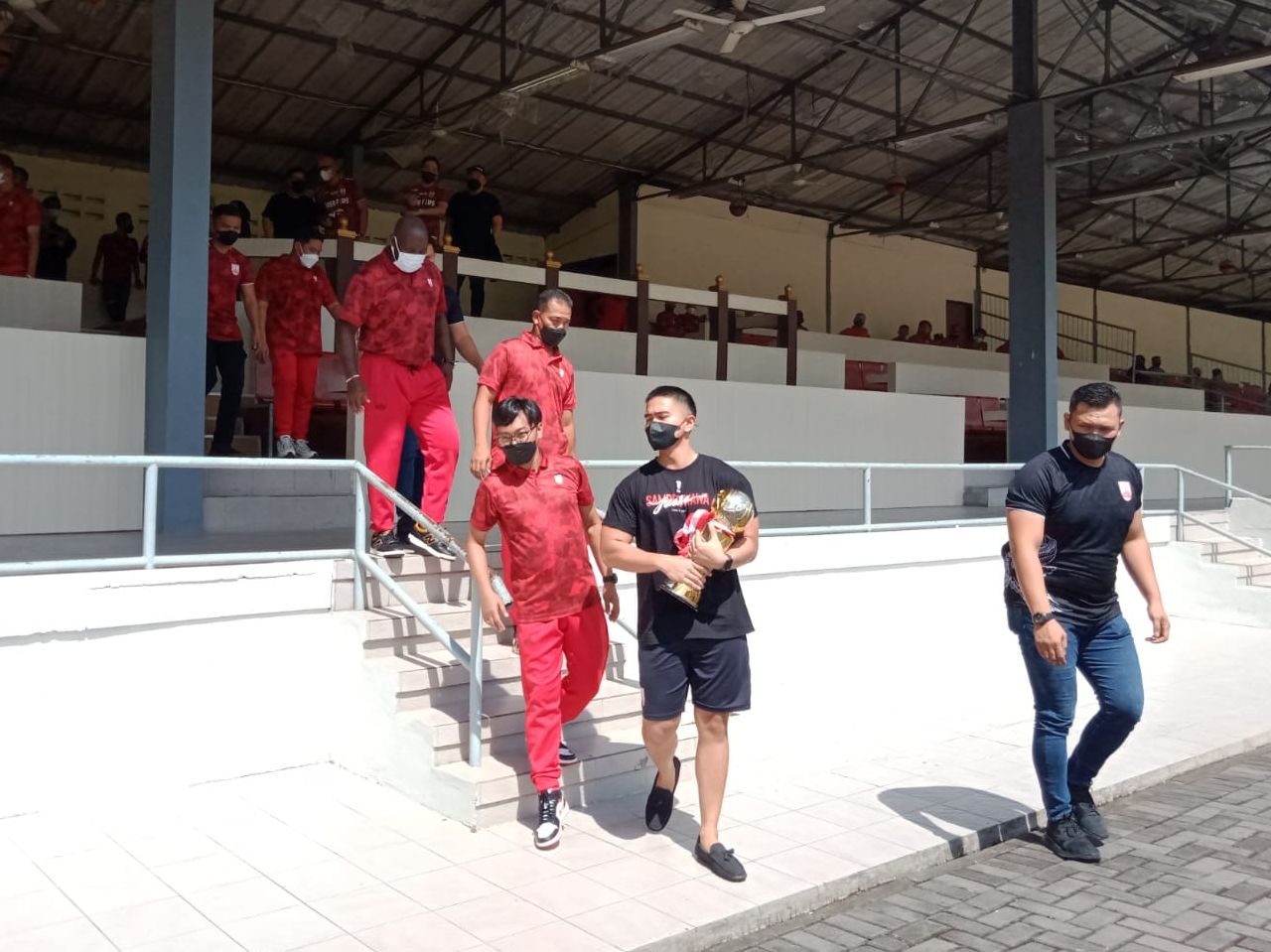 Kaesang Pangarep membawa trofi juara Liga 2 2021 ke panggung yang ada di Stadion Sriwedari, Solo, Minggu (9/1/2022).