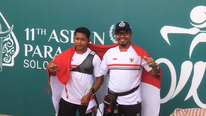 Atlet para panahan Indonesia, Setiawan (kiri) dan Kholidin berpose usai menjuarai nomor team recurve putra ASEAN Para Games 2022.