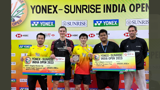 Viktor Axelsen (kedua dari kiri) dan Kunlavut Vitidsarn (ketiga dari kiri) berpose usai upacara pemberian hadiah India Open 2023.