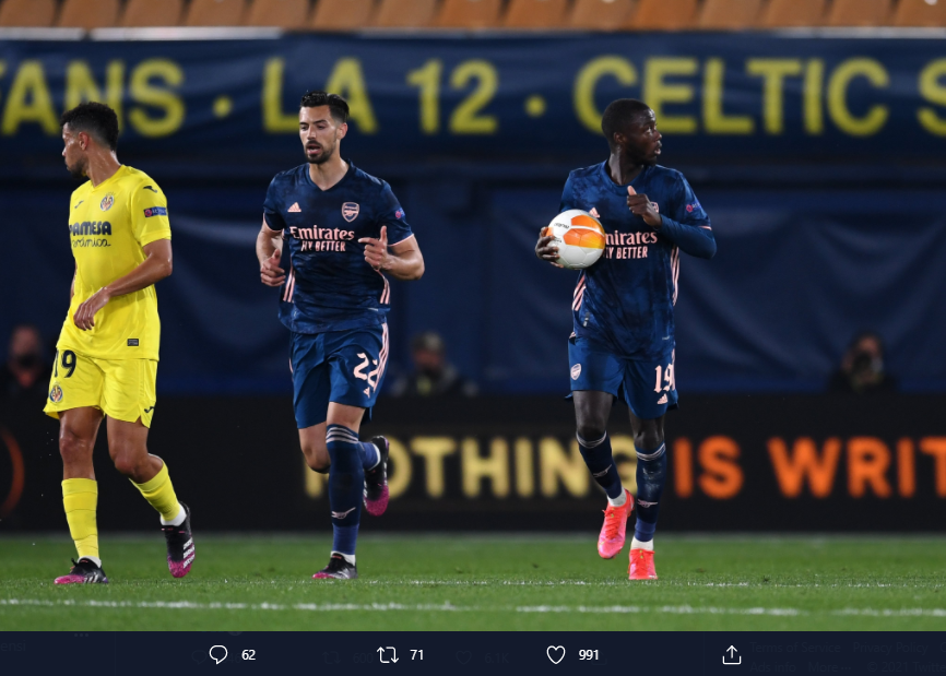 Pemain Arsenal, Nicolas Pepe, membawa bola setelah menjebol gawang Villarreal, Jumat (30/4/2021).
