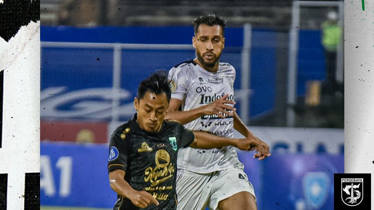 Striker Persebaya, Samsul Arif dikawal bek Bali United, Willian Pacheco dalam laga tunda putaran pertama Liga 1 2021-2022, 5 Januari 2022.