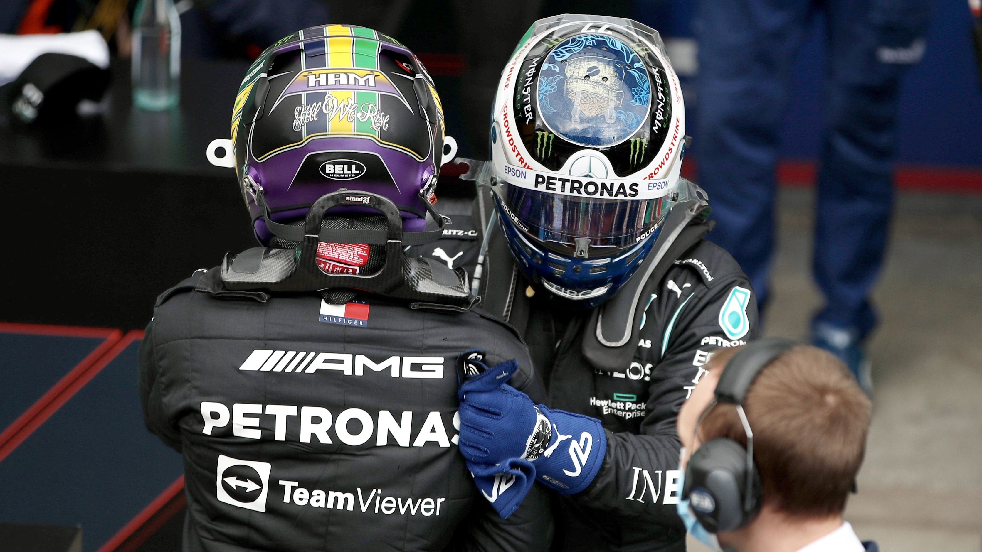 Duo pembalap Mercedes-AMG Petronas, Lewis Hamilton (kiri) dan Valtteri Bottas (kanan), berangkulan setelah sesi kualifikasi F1 GP Sao Paulo 2021 yang digelar di Sirkuit Interlagos pada Sabtu (13/11/2021) dini hari WIB.