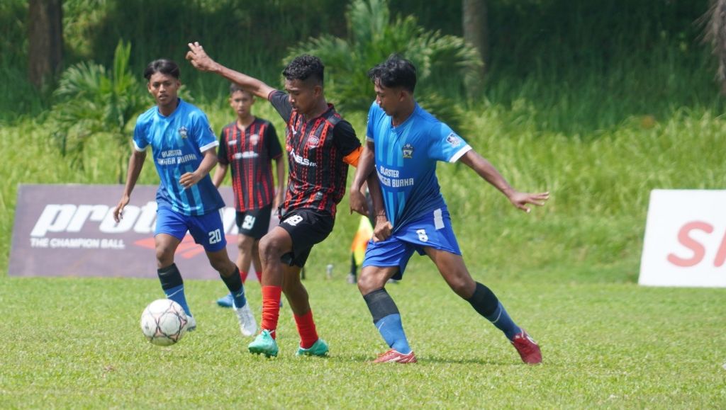 Duel pemain SBSA dan RNA Academy pada laga perdana TopSkor Cup Nasional U-18 2022.