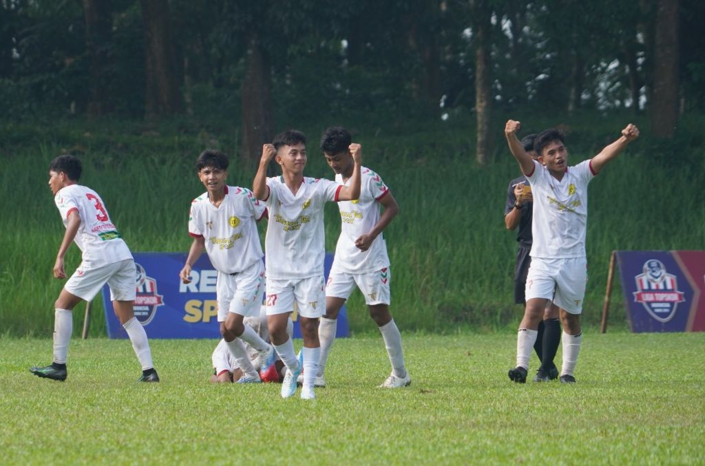 Para pemain Garuda Kabonena melakukan perayaan gol usai membobol gawang Bogor City pada pertandingan TopSkor Cup Nasional U-18 2022