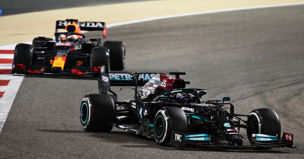 Pertarungan antara Lewis Hamilton (kanan depan) dan Max Verstappen (kiri belakang) mewarnai F1 GP Bahrain 2021.