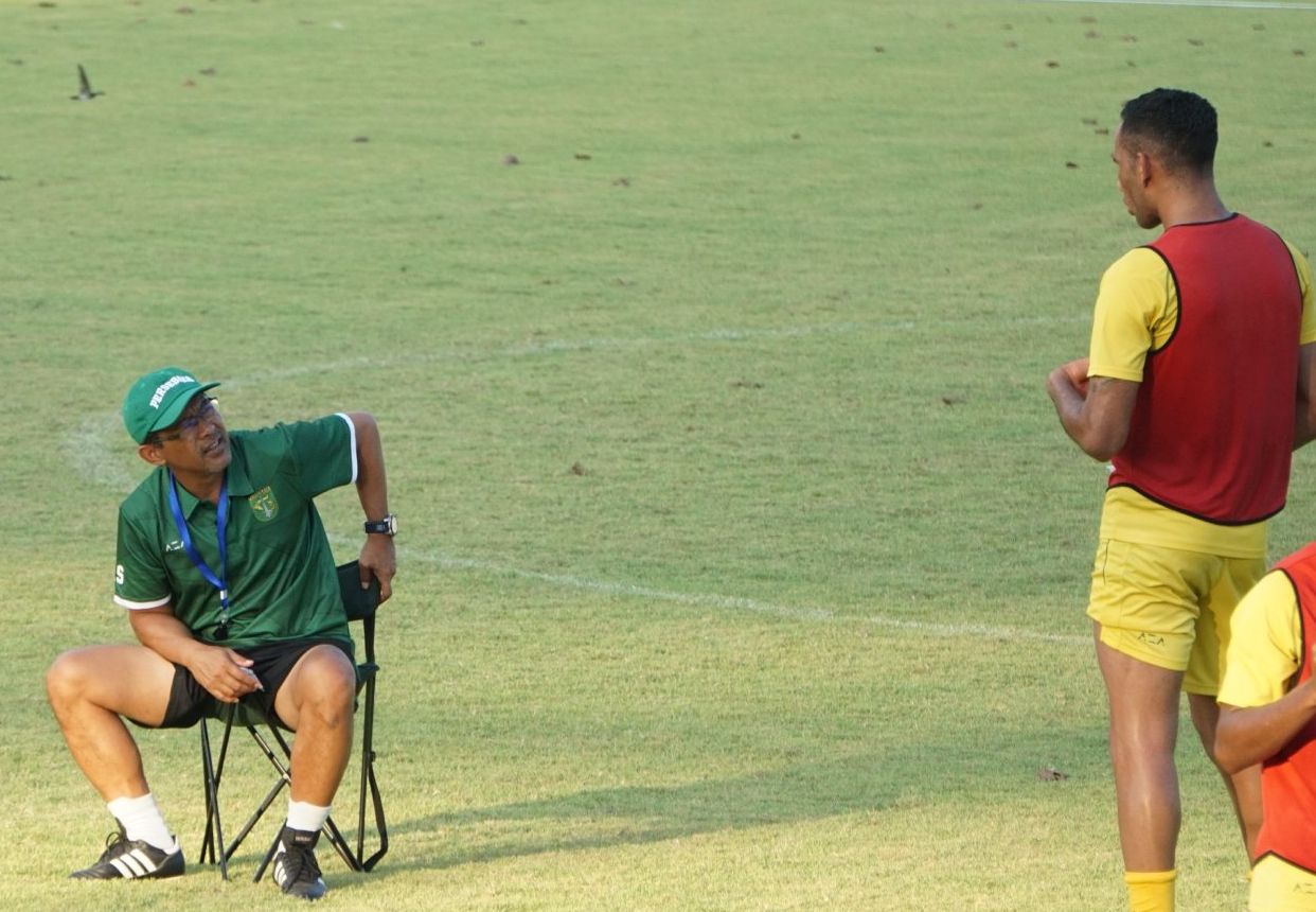 Pelatih Persebaya, Aji Santoso (kiri) saat berdikusi dengan salah satu pemain asingnya, Jose Wilkson pada pertengahan Juni 2021.