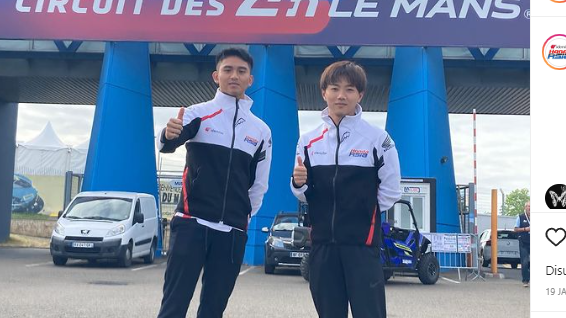 Pembalap Honda Team Asia, Mario Suryo Aji (kiri) dan Taiyo Furusato berpose di depan Sirkuit Le Mans.