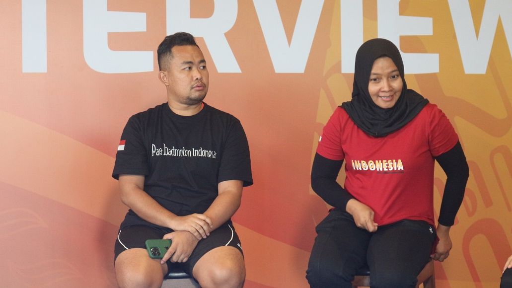 Atlet para bulu tangkis Indonesia, Hafizh Briliansyah Prawiranegara (kiri), dan pelatih para bulu tangkis Indonesia, Yunita Ambar Wilandari (kanan), menjalani sesi wawancara di Media Center Utama ASEAN Para Games 2022, Sabtu (30/7/2022).