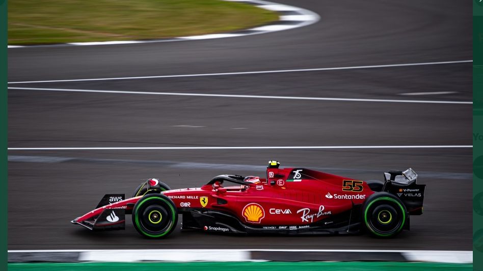 Pembalap Ferrari, Carlos Sainz Jr., saat tampil dalam sesi kualifikasi F1 GP Inggris 2022 yang berlangsung di Sirkuit Silverstone pada Sabtu (2/7/2022). Dalam sesi tersebut, ia jadi yang tercepat dan berhak atas posisi start tedepan.