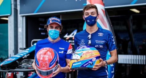 Momen saat Fernando Alonso (kiri) dan George Russel (kanan) bertukar helm usai F1 GP Monako 2021.