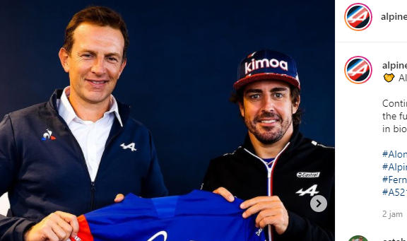 Fernando Alonso (kanan) resmi memperpanjang kontrak dengan Alpine F1 hingga F1 2022.