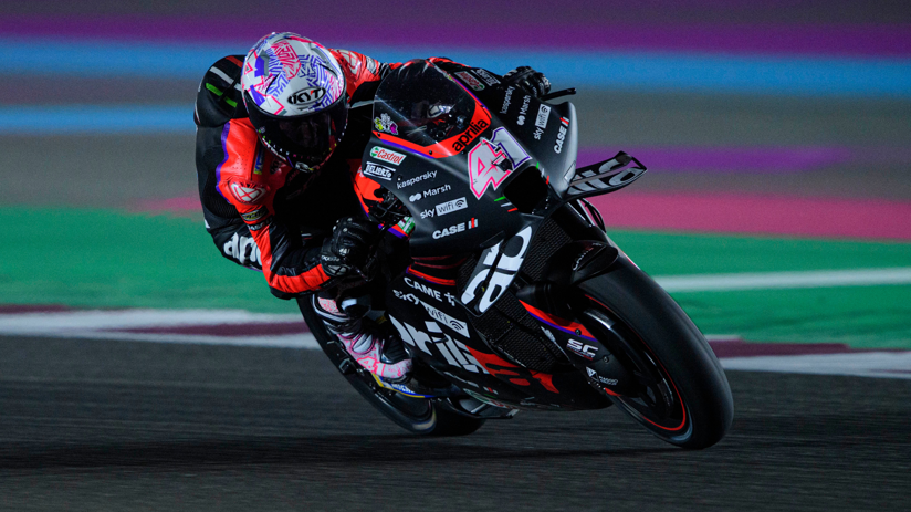 Pembalap Aprilia, Aleix Espargaro, beraksi saat MotoGP Qatar 2022.