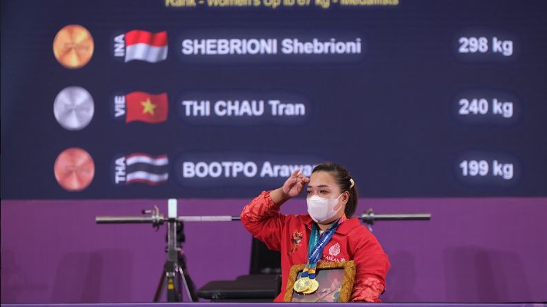 Atlet para powerlifting Indonesia, Shebrioni, memenangi kelas -67kg ASEAN Para Games 2022.