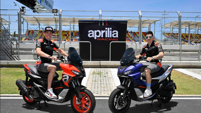 Dua pembalap Aprilia, Aleis Espargaro (kiri) dan Maverick Vinales (kanan) memperkenalkan motor teranyar Aprilia,  SR GT, di sela-sela rangkaian MotoGP Indonesia 2022.