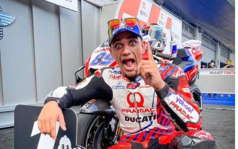 Jorge Martin (Pramac Racing) berpose usai meraih pole position MotoGP Austria 2021.