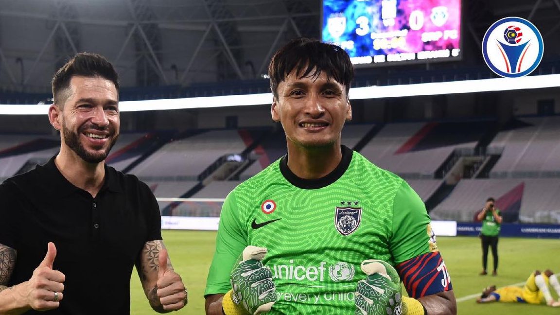 Pelatih Benjamin Mora dan kiper Farizal Marlias merayakan sukses Johor Darul Takzim menang atas Sri Pahang FC untuk jadi juara Liga Super Malaysia 2021, 27 Agustus 2021.