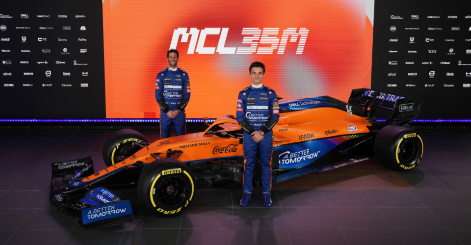 Daniel Ricciardo (kiri) dan Lando Norris memperkenalkan mobil baru McLaren, MCL35M, Senin (15/2/2021).