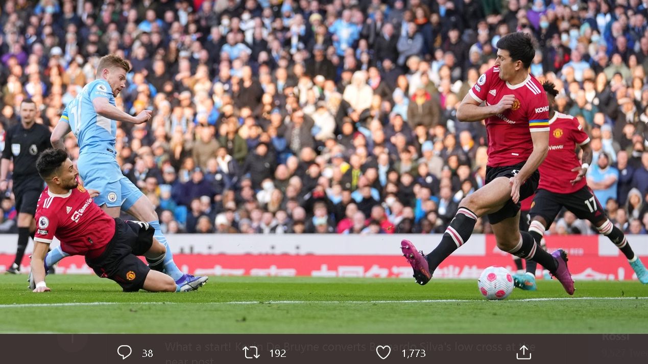 Gelandang Manchester City, Kevin De Bruyne (kiri), ketika melepaskan tembakan, tampak bek dan kapten Manchester United, Harry Maguire, gagal mengantisipasi bola tersebut, Minggu (6/3/2022).