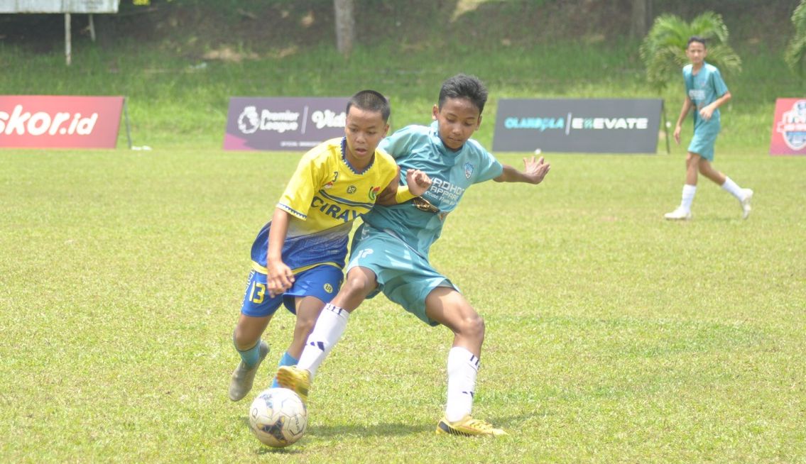 Duel pemain Cibinong Raya dan Revolution Soccer pada laga lanjutan Liga TopSkor U-14 2022-2023.
